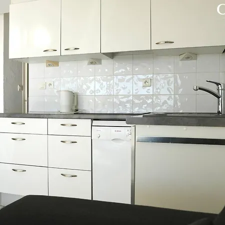 2 Pièces Climatisé Avec Parking Et Terrasse Au Cap D'agde - Fr-1-867-4 * Agde