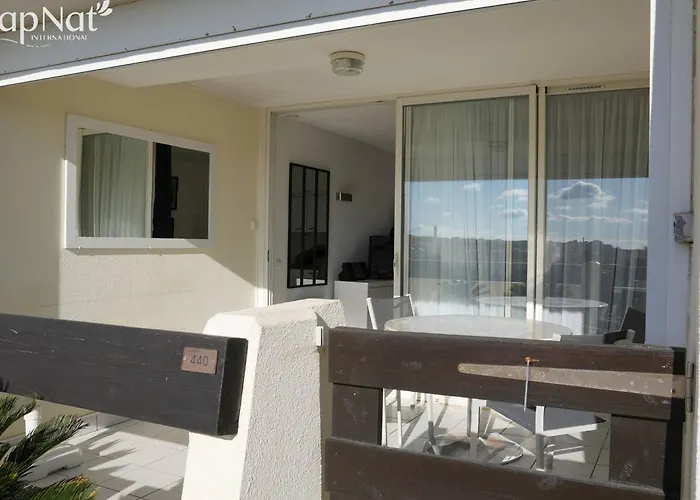 2 Pièces Climatisé Avec Parking Et Terrasse Au Cap D'agde - Fr-1-867-4 Agde